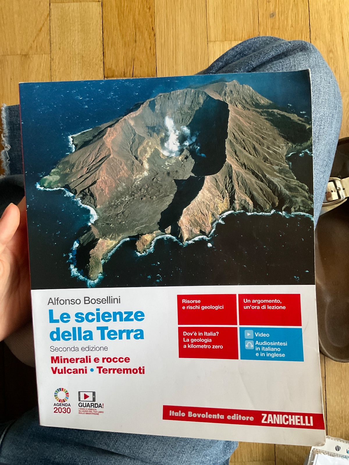 Copertina di le scienze della terra minerali rocce b vulcani