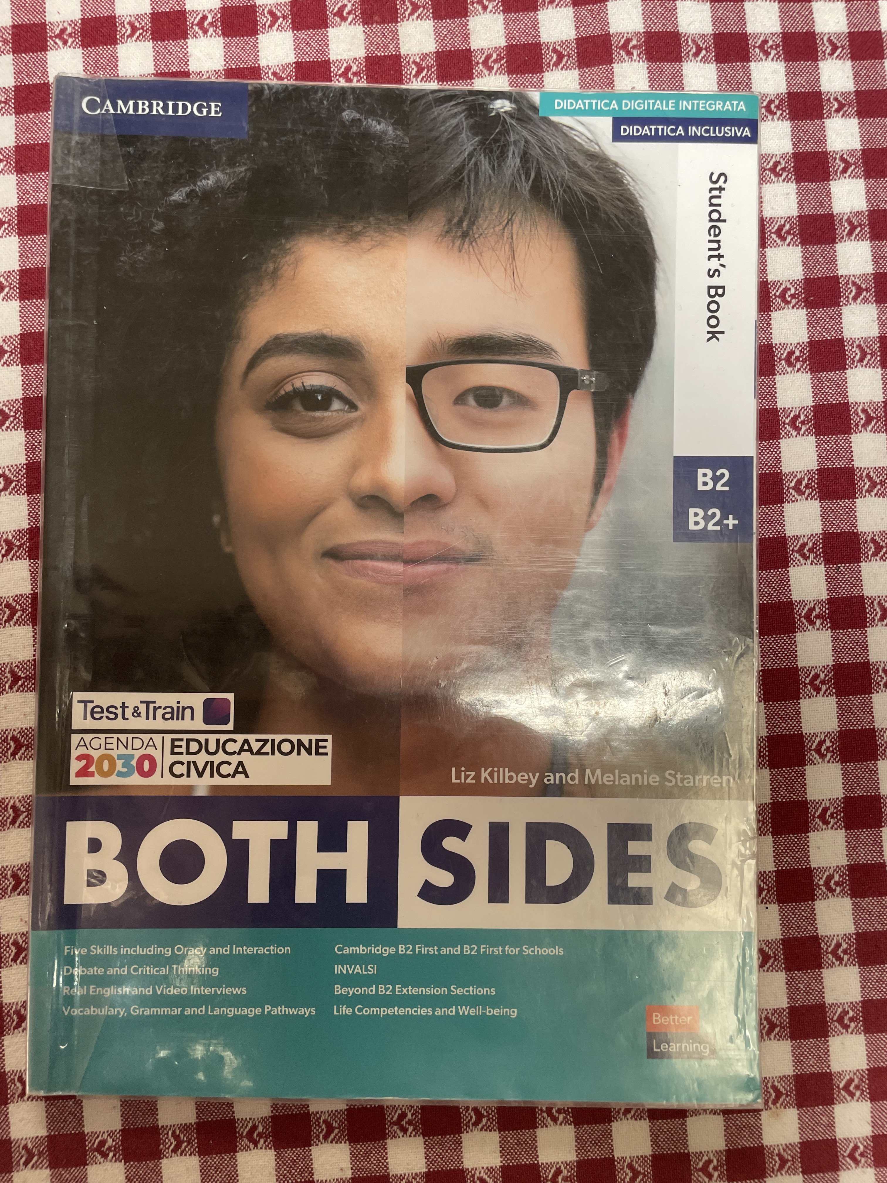 Foto di BOTH SIDES. LEVEL 3 B2-B2+. STUDENT'S BOOK